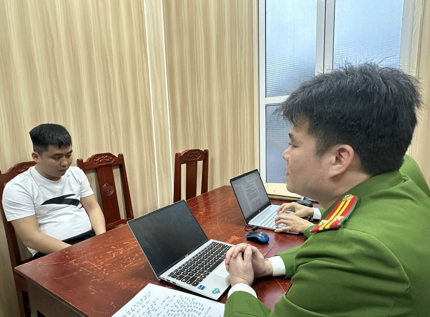 Đối tượng Nguyễn Doãn Sơn tại cơ quan công an Thanh Hóa khai nhận hành vi mua bán hổ trái phép