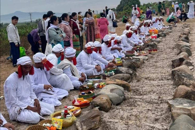 The grave-visiting ritual marks one of the opening ceremonies of the Ramuwan festival observed by the Cham Bani community in Lam Dong Province.
