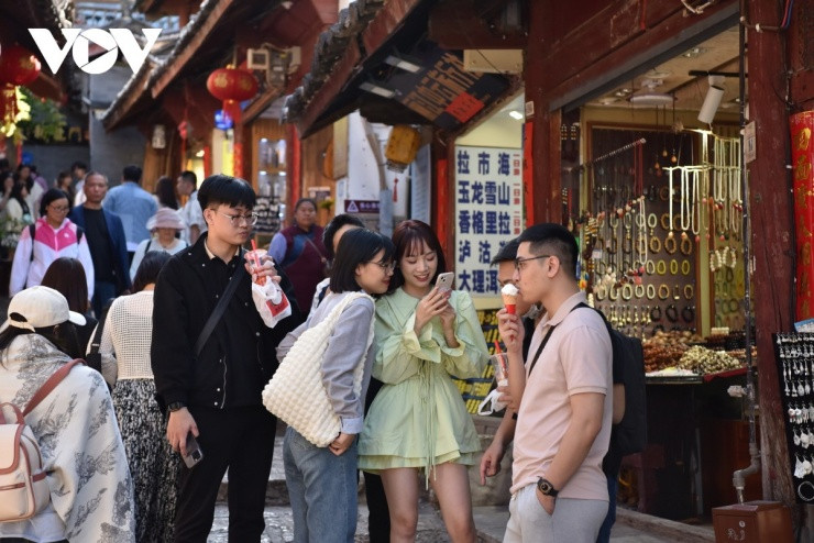 Du khách Việt Nam tham quan phố cổ Lệ Giang, Trung Quốc
