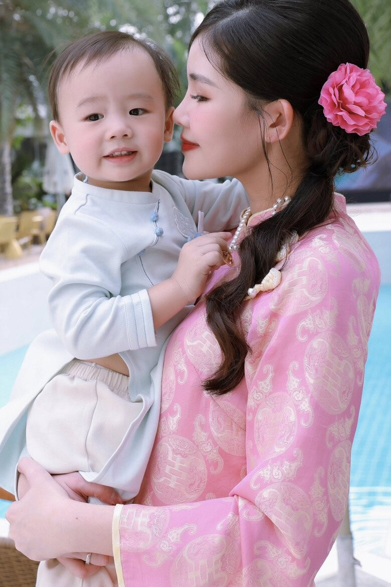 Lê Âu Ngân Anh rạng rỡ bên con trai đón Tết