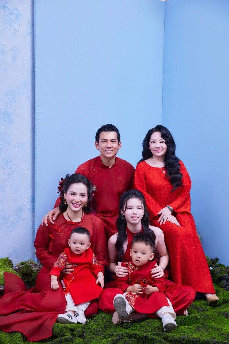 Phương Trinh Jolie diện áo dài đỏ cùng gia đình đón mùng 1 Tết