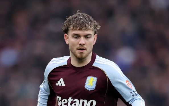 Elliott đang gặp vô vàn khó khăn tại Aston Villa trong việc tìm kiếm suất đá chính.