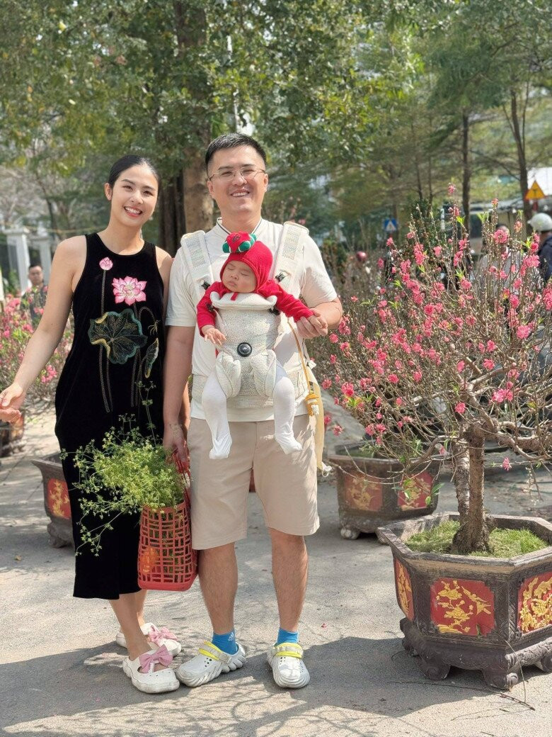 Hoa hậu Ngọc Hân cùng ông xã đưa con trai dạo phố Tết