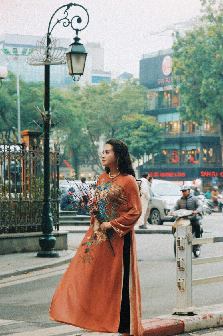 Diva Thanh Lam dịu dàng dạo phố trong tà áo dài
