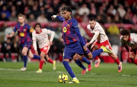 Lamine Yamal bỏ lỡ cơ hội ngàn vàng trên chấm phạt đền, khiến Barcelona đánh mất lợi thế tâm lý.