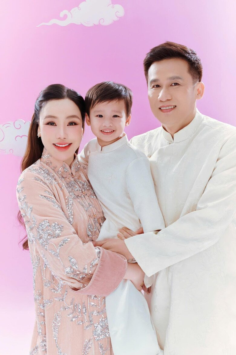 Hồ Quỳnh Hương cùng gia đình gửi lời chúc mừng năm mới