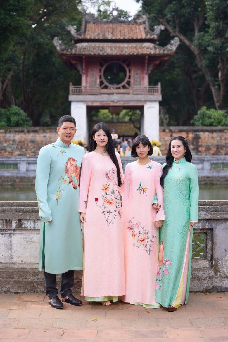 Doanh nhân Anh Thơ đưa các con đi du xuân tại Văn Miếu