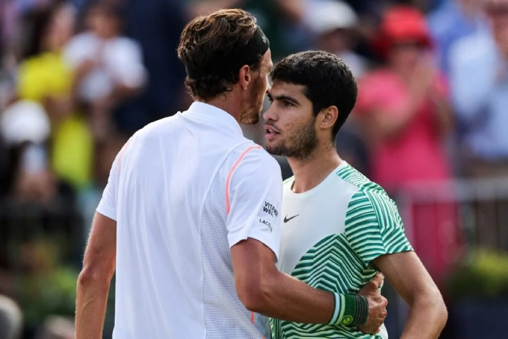 Carlos Alcaraz thi đấu tại Qatar Open