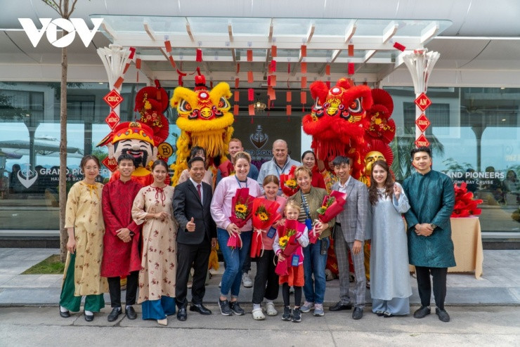 Du khách đón Tết trên vịnh Hạ Long, Quảng Ninh