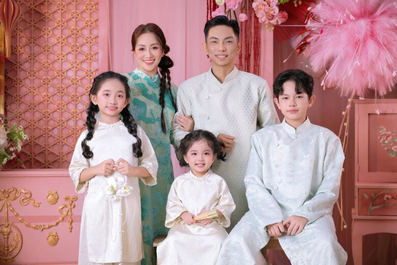 Gia đình Khánh Thi - Phan Hiển hạnh phúc trong bộ ảnh đầu năm