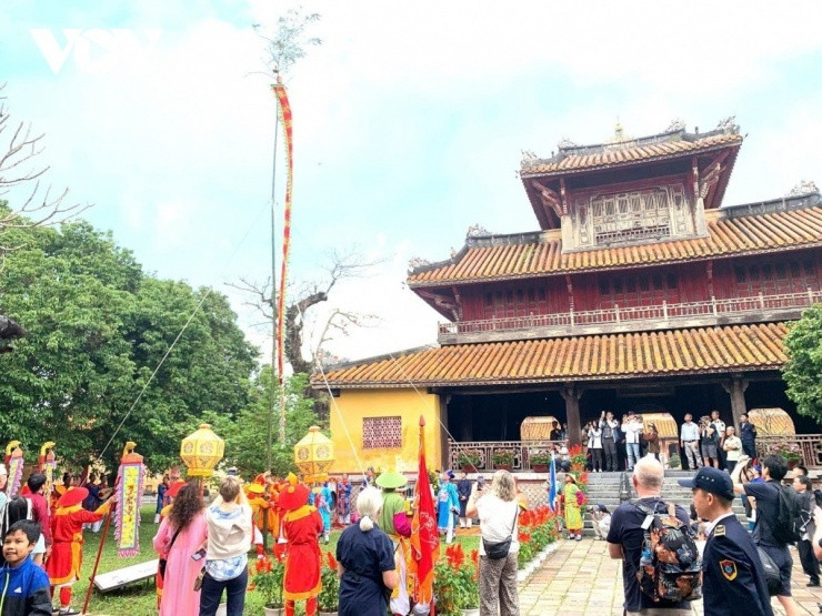Người dân và du khách chứng kiến Lễ dựng nêu ngày Tết trong Đại Nội Huế. Ảnh: Lê Hiếu