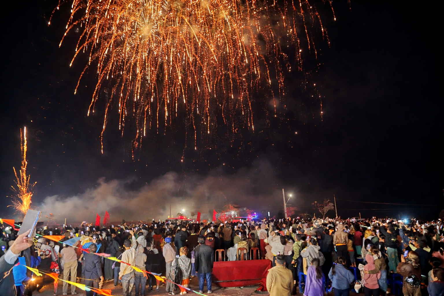 Lần đầu tiên, Nhân dân các dân tộc xã biên giới Quảng Trực được xem bắn pháo hoa tại địa phương ngay đêm Giao thừa