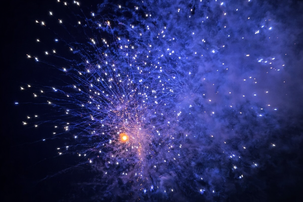 Pháo hoa rực sáng trên bầu trời biên giới Quảng Trực