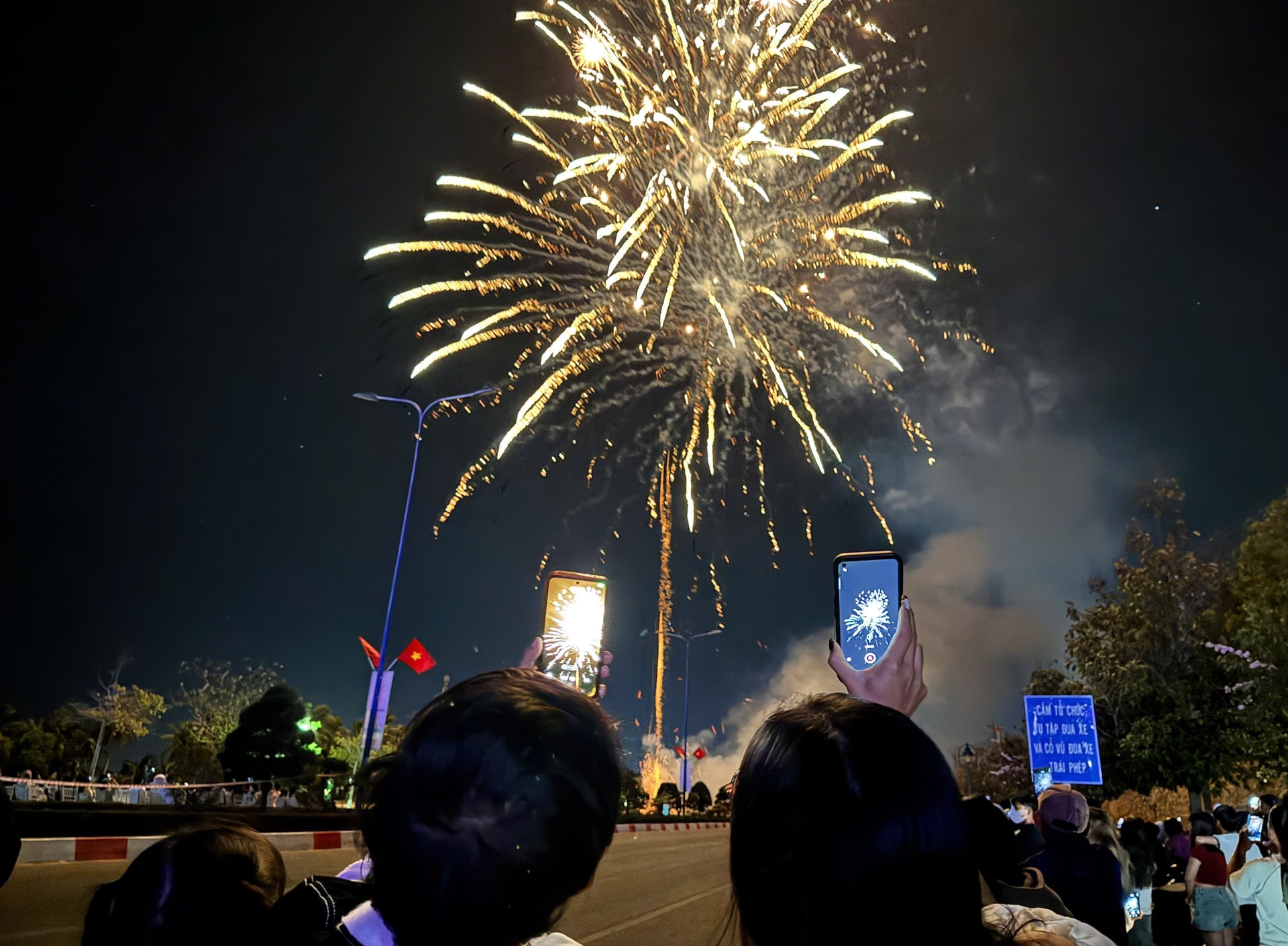 ムイネー地区では花火大会を見るために大勢の人が集まった。