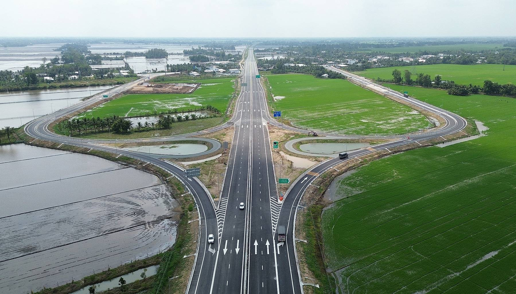 Một đoạn cao tốc Hậu Giang - Cà Mau nhìn từ trên cao với hạ tầng hiện đại.