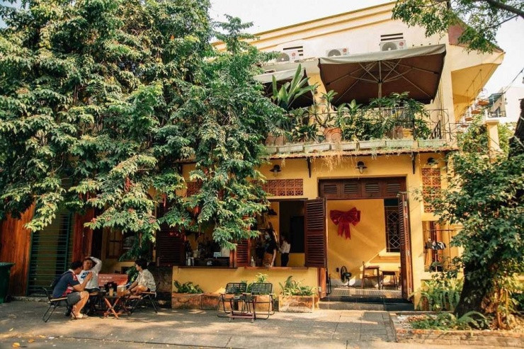 Không gian xanh mát bên ngoài quán cà phê A Priori tại Quận 1