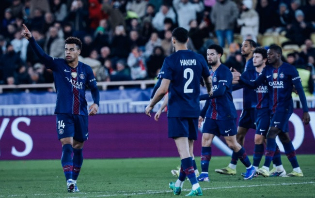 Các cầu thủ PSG ăn mừng chiến thắng 3-2 trước Monaco.