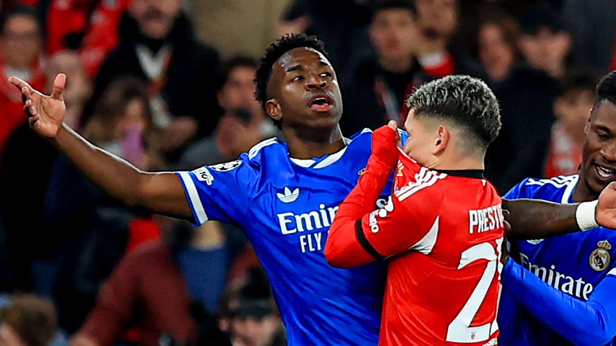 Vinicius Junior bị Gianluca Prestianni lăng mạ trên sân Estadio da Luz.