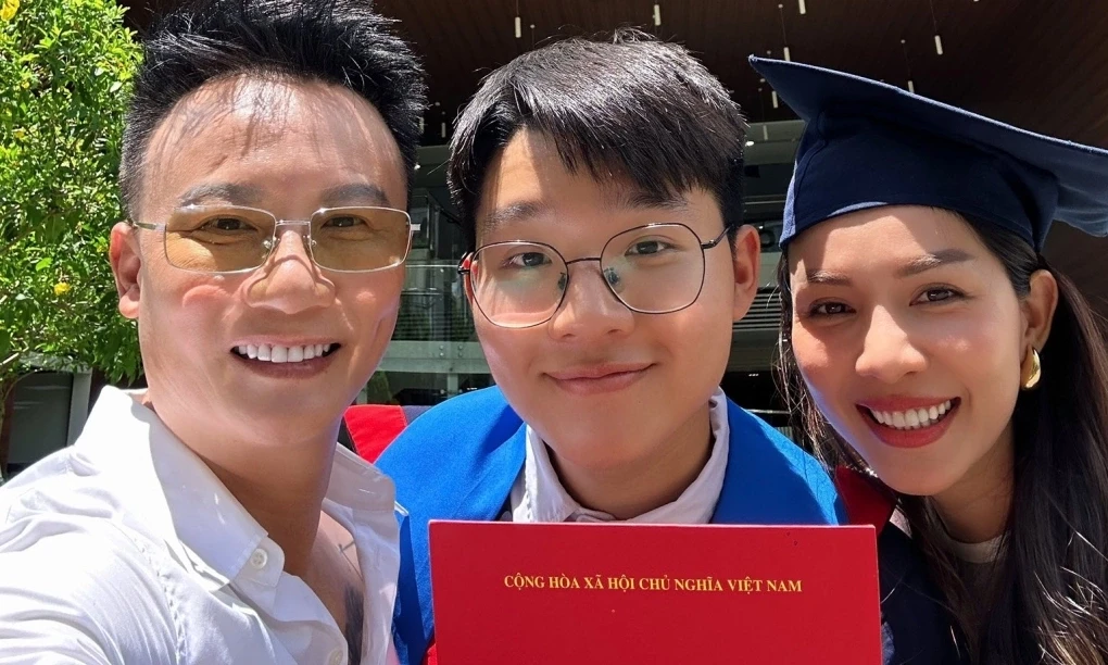 Gia đình ca sĩ Hoàng Bách tự hào về thành tích học bổng ấn tượng của con trai.