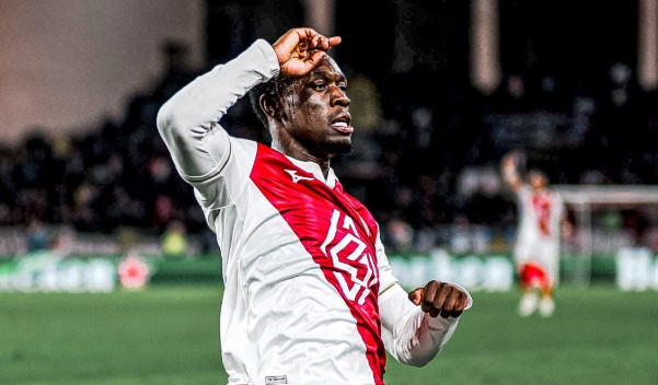 Folarin Balogun ăn mừng cú đúp vào lưới PSG.