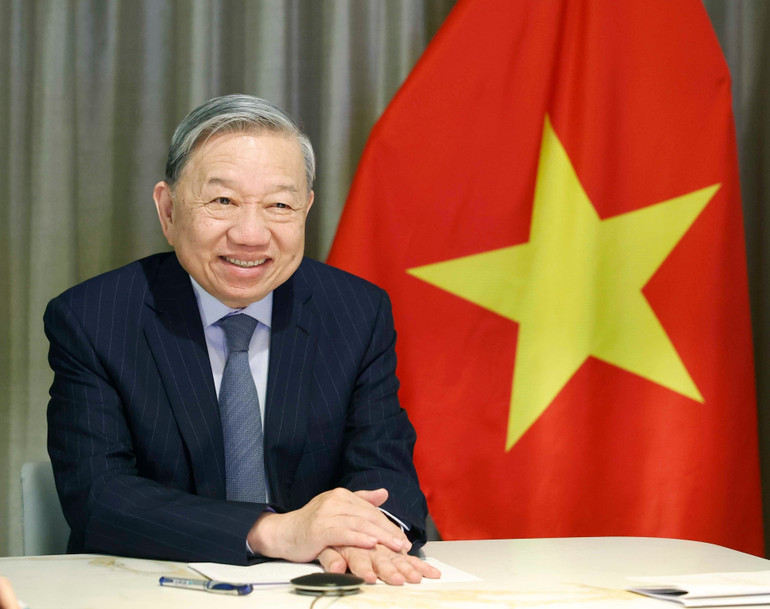 Tổng Bí thư Tô Lâm điện đàm với Thượng nghị sĩ Hoa Kỳ Steve Daines. (Ảnh: Thống Nhất/TTXVN)