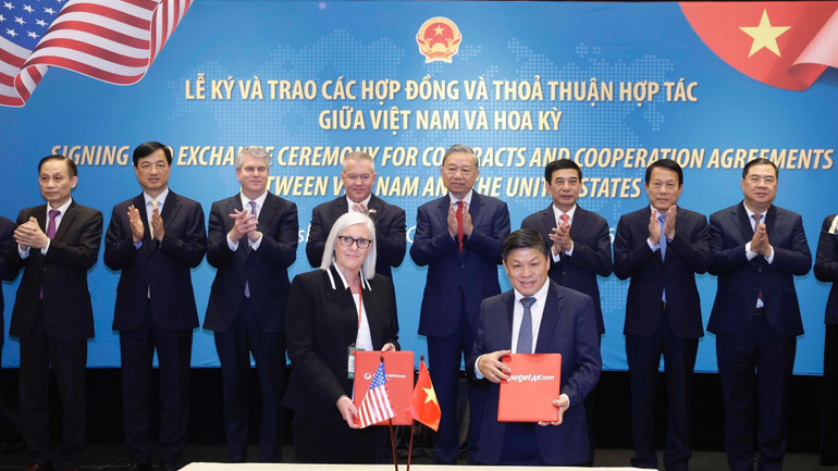 vna-potal-tong-bi-thu-chung-kien-le-ky-va-trao-cac-thoa-thuan-hop-tac-giua-viet-nam-va-hoa-ky-8598037.jpg