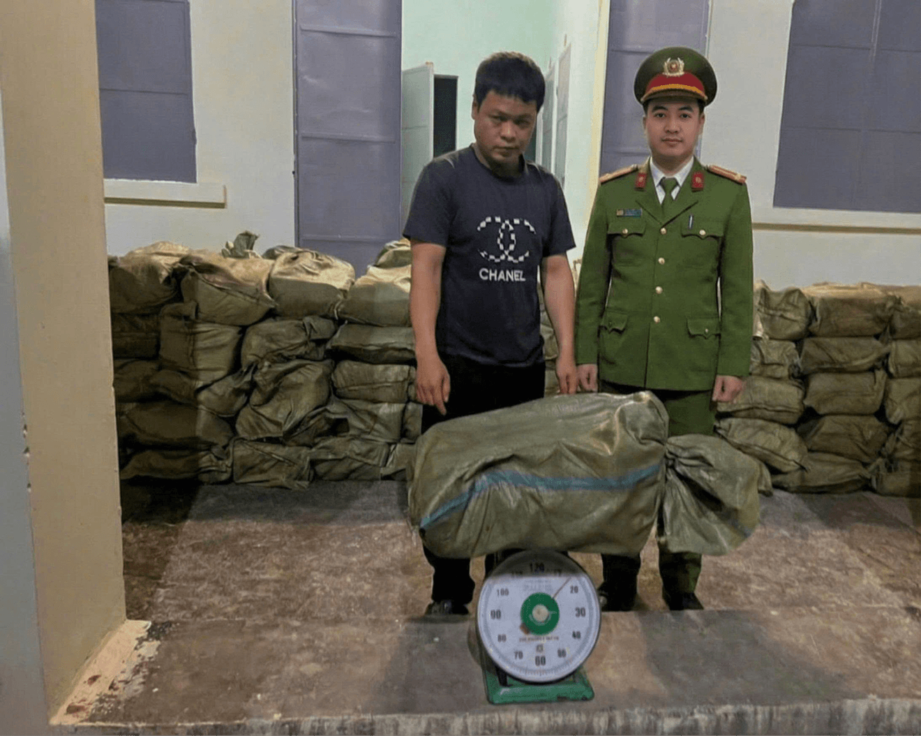Lực lượng chức năng thu giữ hơn 1 tấn xúc xích nhập lậu tại biên giới Lạng Sơn
