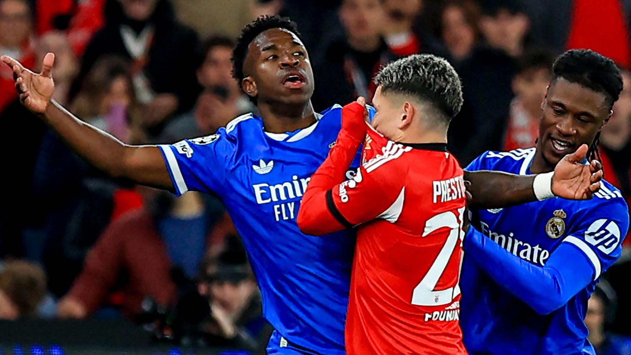 Vinicius tố cầu thủ bên phía Benfica đã miệt thị mình.