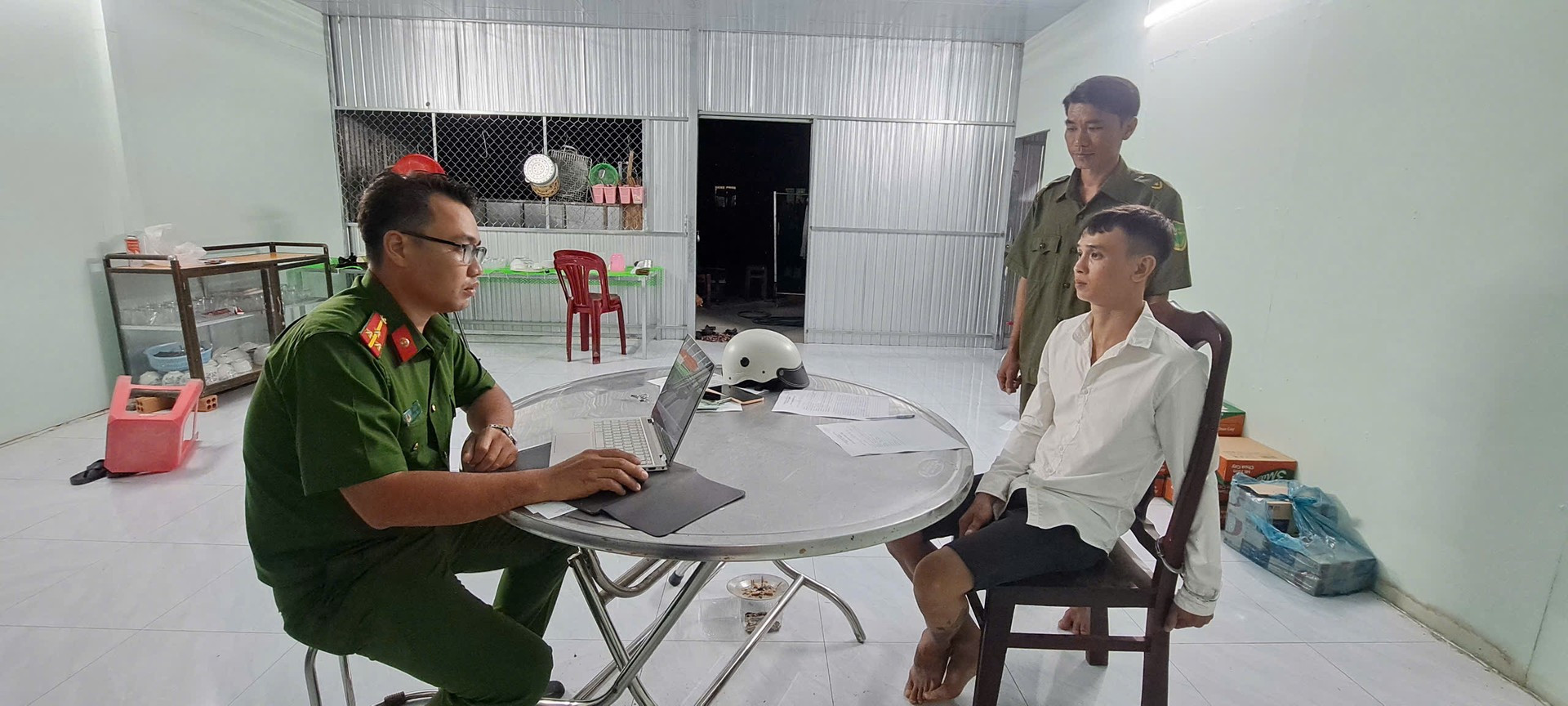 Lực lượng chức năng lấy lời khai đối tượng