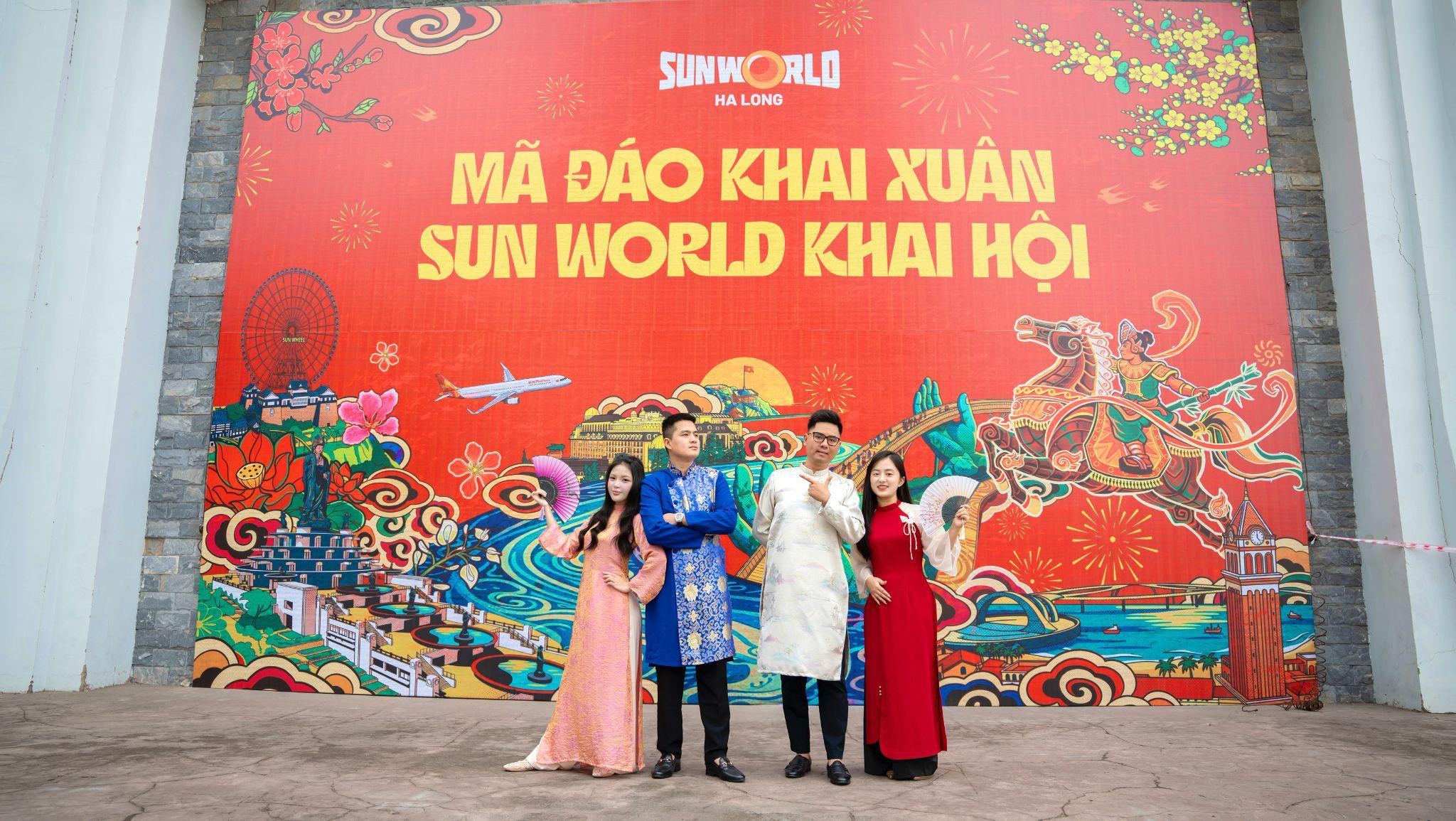 Trò chơi Cờ cá ngựa Tết khổng lồ là điểm đến thu hút các bạn trẻ và gia đình có trẻ nhỏ