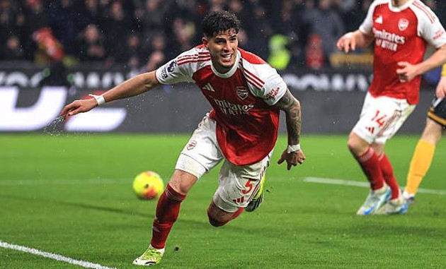 Piero Hincapie ăn mừng bàn thắng nâng tỷ số lên 2-0 cho Pháo thủ