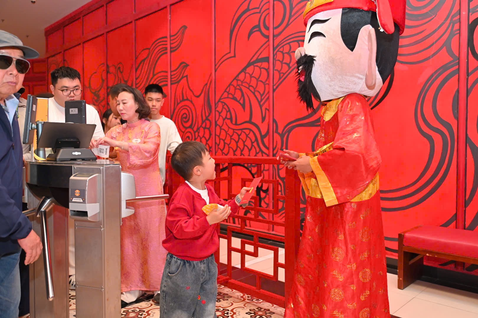 Màn múa lân khai xuân sôi động tại khu vực Đồi Mặt trời Sun World Ha Long