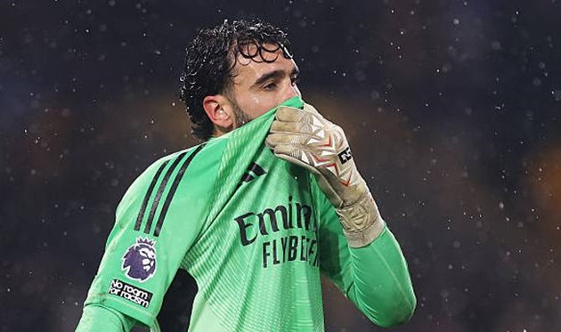 Thủ thành David Raya mắc sai lầm nghiêm trọng khiến Arsenal đánh rơi chiến thắng