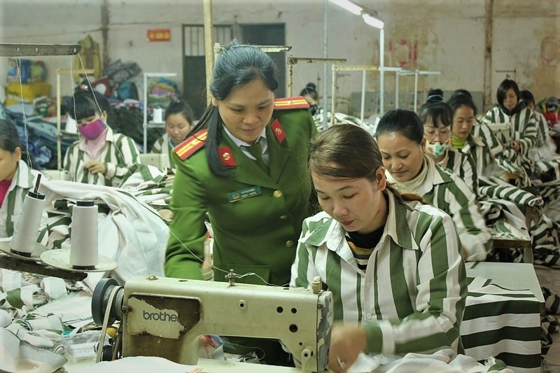 Cán bộ Công an hướng dẫn nghề nghiệp cho phạm nhân
