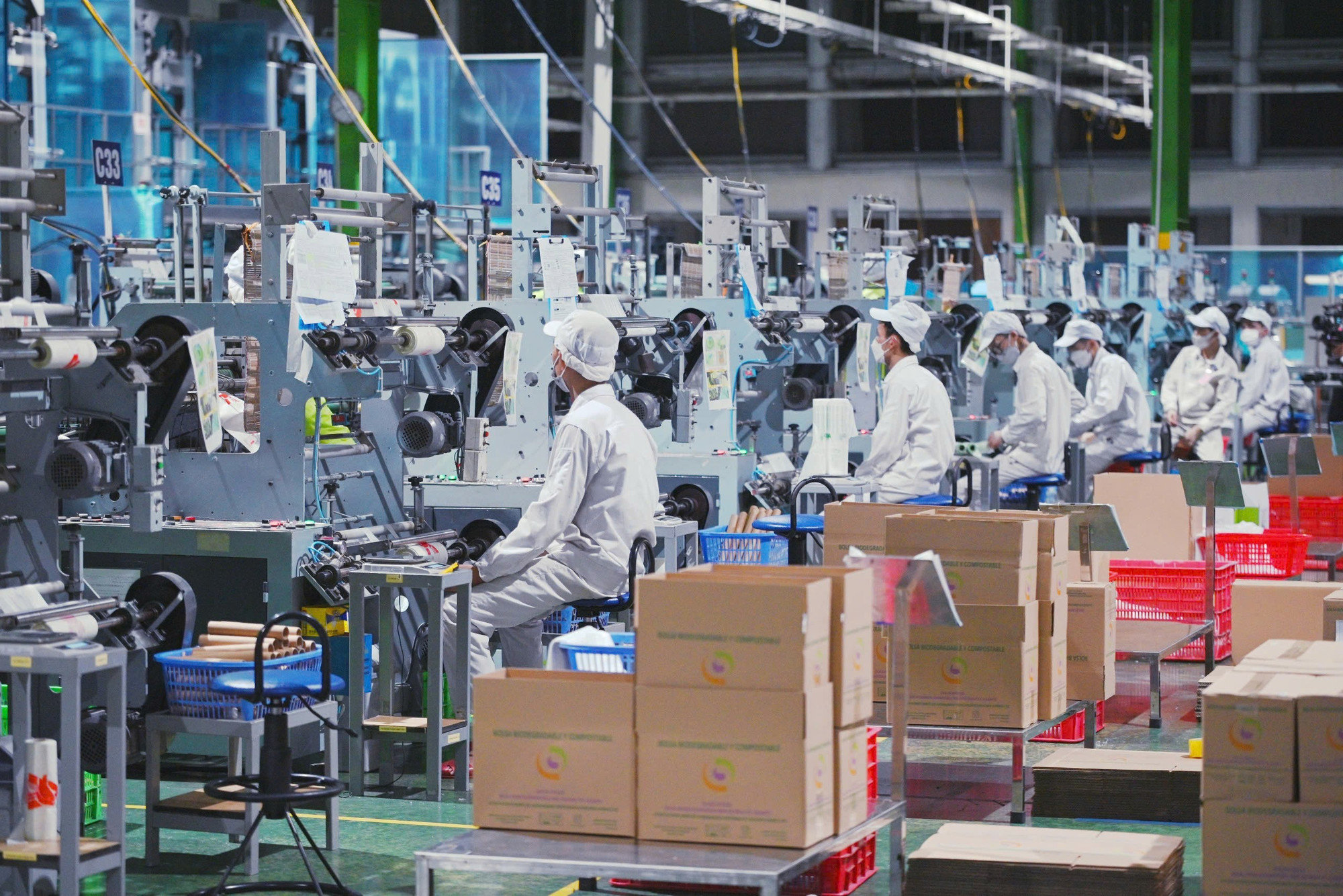 day-chuyen-san-xuat-san-pham-sinh-hoc-phan-huy-hoan-toan-tai-nha-may-cua-an-phat-holdings.jpg