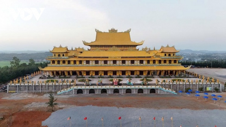 Khu vực Long Hoa Viên và các công trình phụ trợ bên trong quần thể chùa Minh Đức.