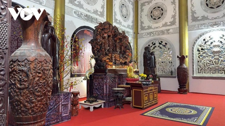 Vẻ đẹp bình yên của chùa Minh Đức trong ánh hoàng hôn nhìn từ xa.