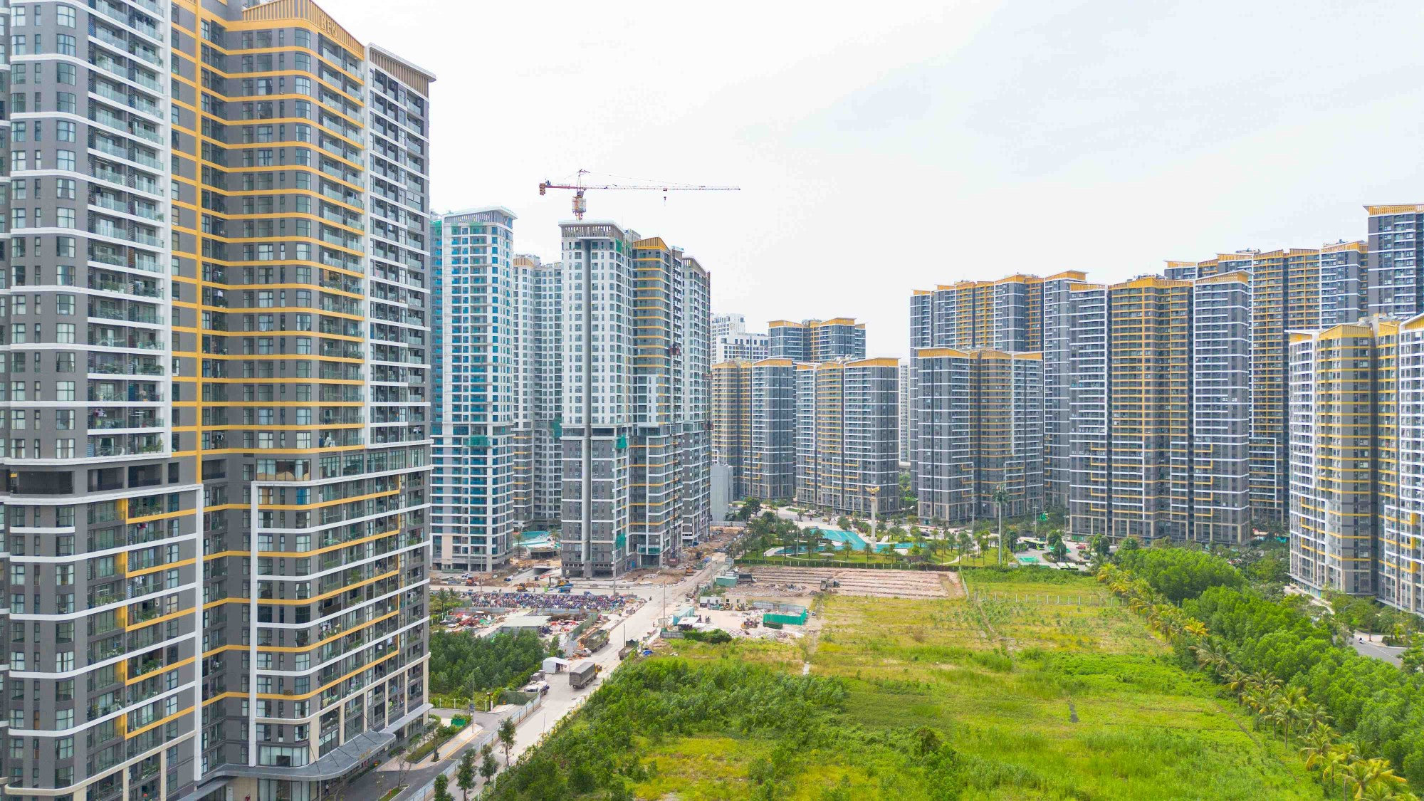 Toàn cảnh một góc đô thị TP HCM với các tòa nhà cao tầng và hạ tầng giao thông hiện đại.