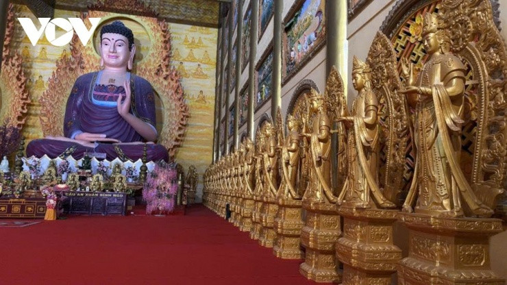 Hệ thống phù điêu và lan can dài kỷ lục bên trong khuôn viên chùa Minh Đức.