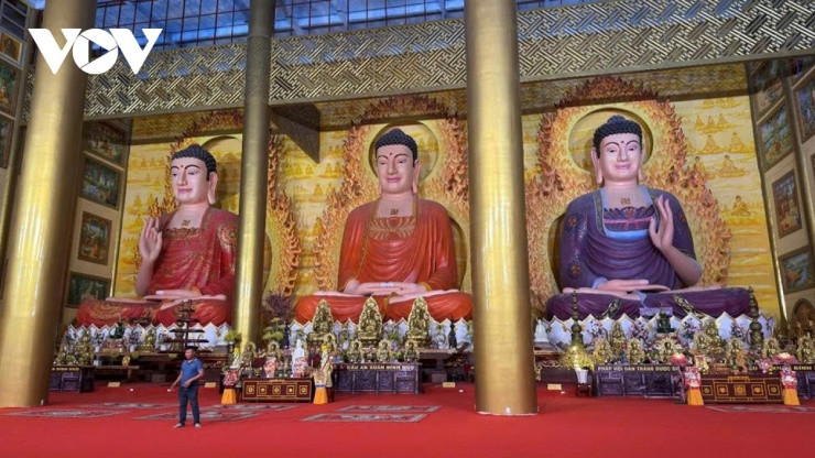 Ba pho tượng Phật lớn bên trong Đại Hùng Bảo Điện mang ý nghĩa về trí tuệ và lòng từ bi.