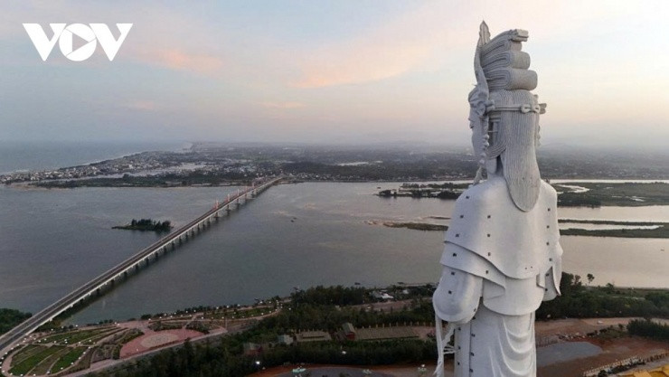 Núi Thiên Mã vươn mình ở độ cao 75m so với mực nước biển, bảo hộ vùng hạ lưu sông Trà Khúc.