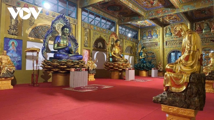 Dãy lan can bao quanh chánh điện mở ra tầm nhìn hướng biển tuyệt đẹp.