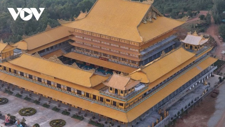 Tầm nhìn từ đỉnh núi Thiên Mã hướng ra biển Đông và các công trình trọng điểm của Quảng Ngãi.