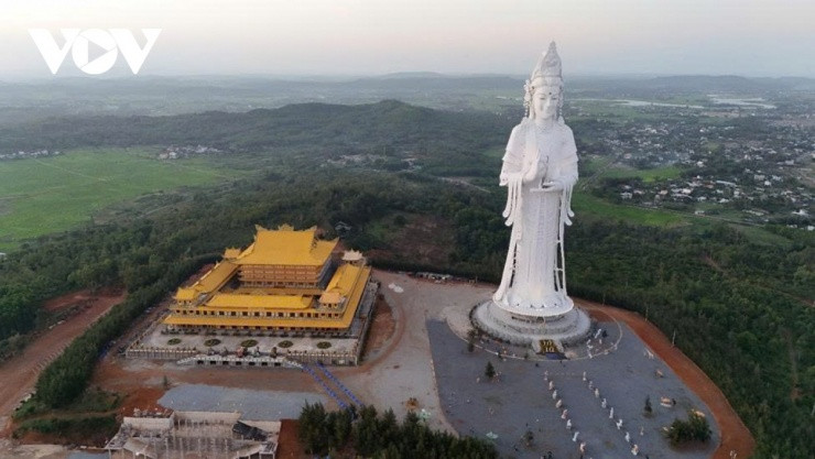Toàn cảnh chùa Minh Đức nằm trên núi Thiên Mã với kiến trúc trang nghiêm giữa thiên nhiên hùng vĩ.