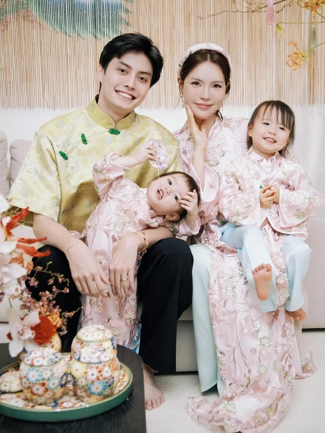 Dàn nhóc tì nhà Lucie Nguyễn diện áo dài kim sa hồng phấn