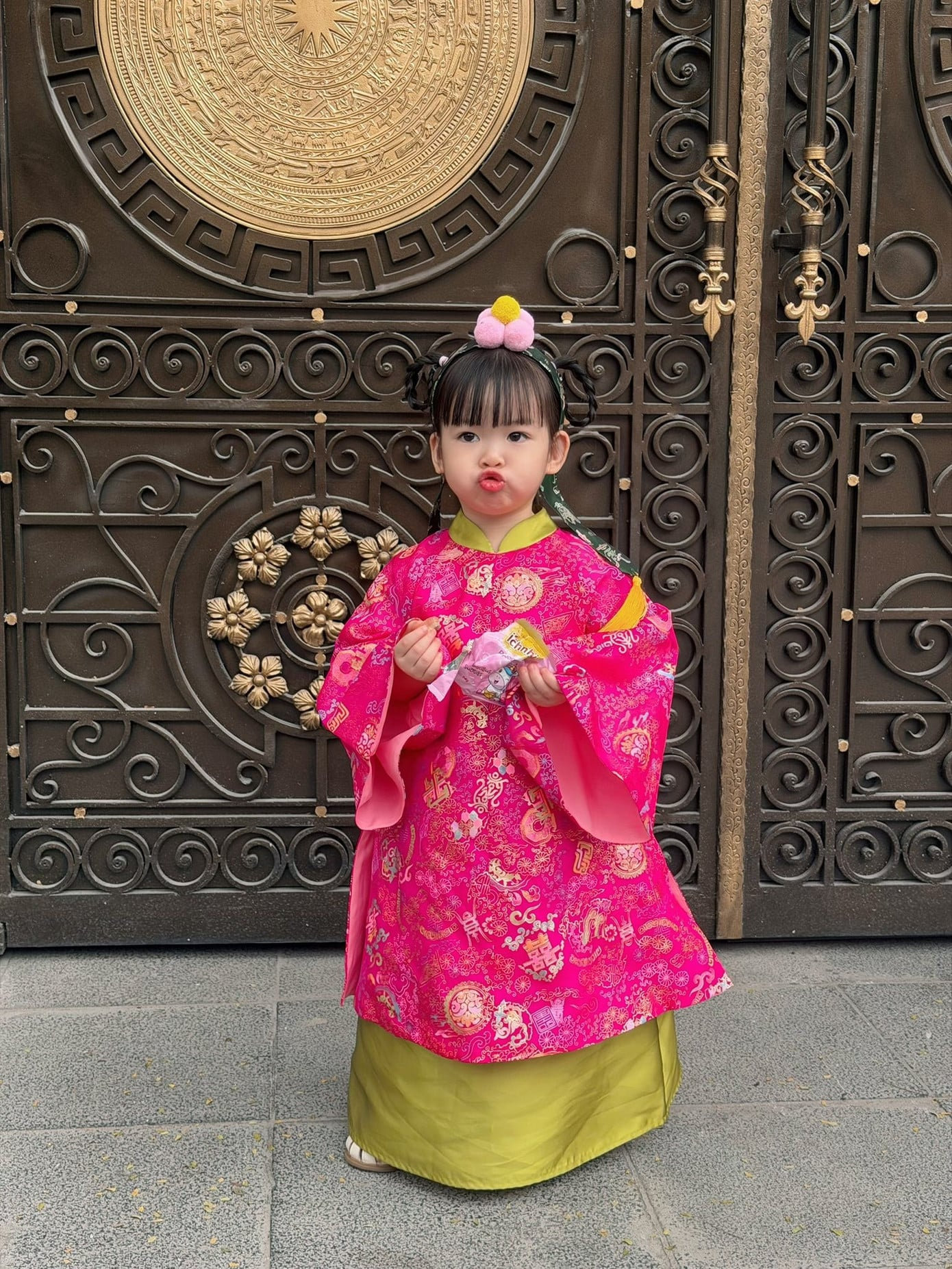 Màn cosplay chậu hoa đào của bé Pam Yêu Ơi bên mẹ Salim