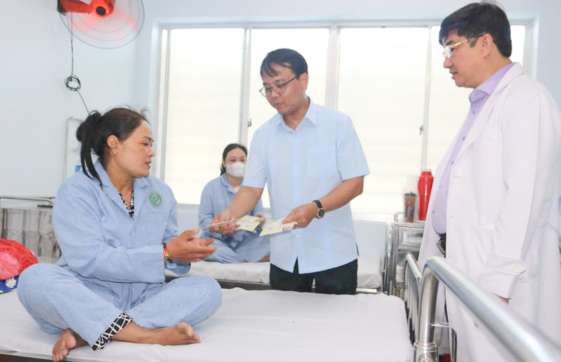  Comrade Dang Hong Sy, Standing Deputy Secretary of the Lam Dong Provincial Party Committee, visits and encourages inpatients ahead of New Year’s Eve 2026 at Binh Thuan General Hospital.