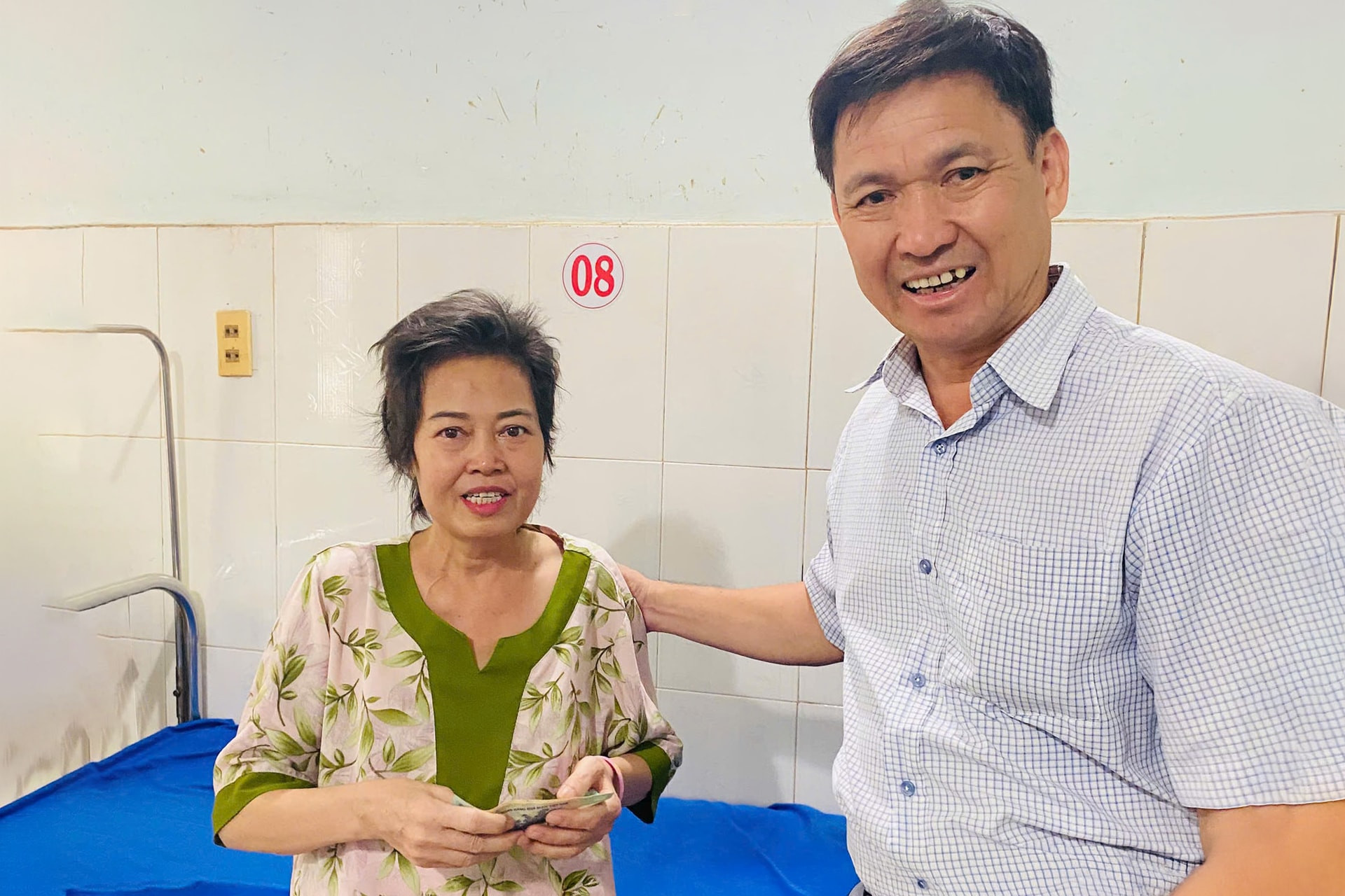 A representative of the Southern Regional General Hospital presented gifts to inpatients during Tet.