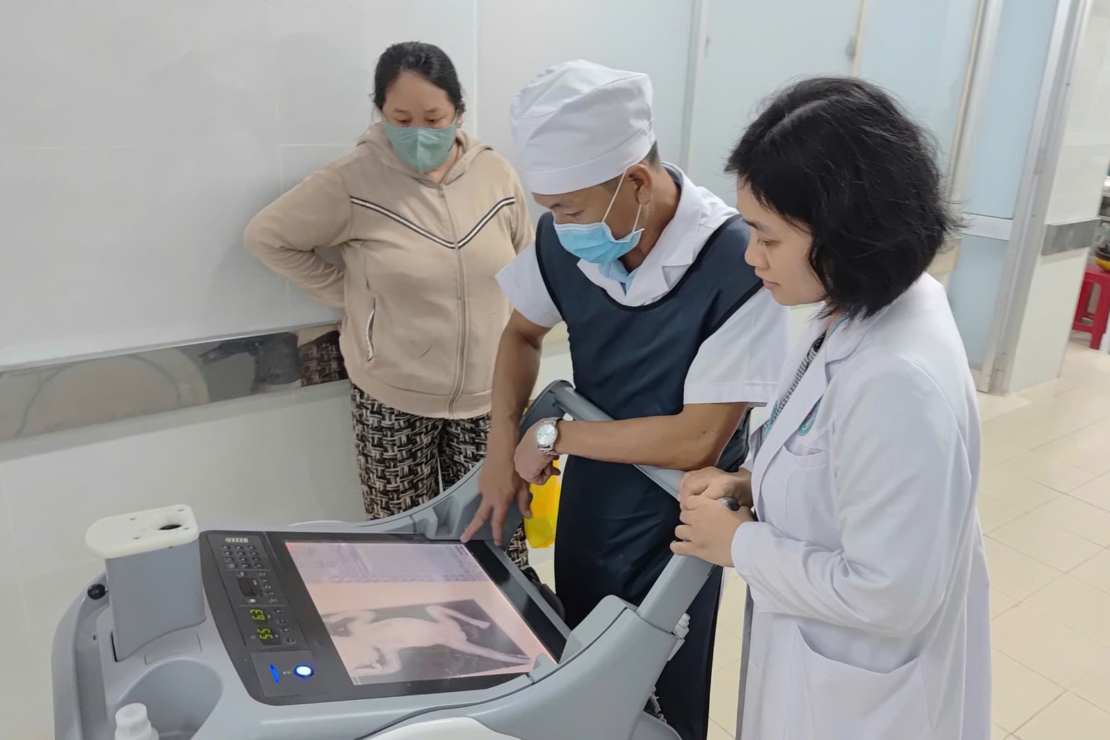 A pediatric doctor reviews a patient’s imaging results after an X-ray.