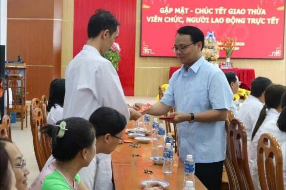 Comrade Dang Hong Sy, Standing Deputy Secretary of the Lam Dong Provincial Party Committee, visits and extends Tet greetings to doctors and medical staff at Binh Thuan General Hospital ahead of New Year’s Eve. 